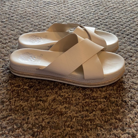 Vince Camuto white platform slides - Picture 2 of 3